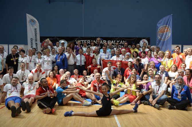 veteranlar-balkan-badminton-sampiyonasi-sona-erdi-(1).jpg