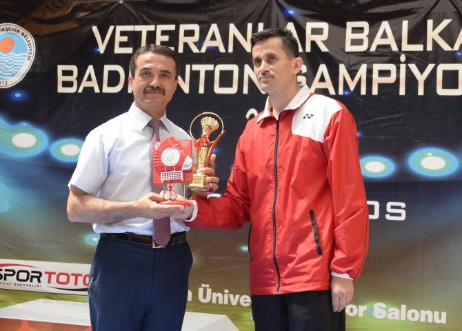 veteranlar-balkan-badminton-sampiyonasi-sona-erdi-(10).jpg